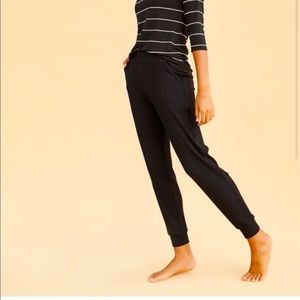 Amour Vert Skylar Ribbed Joggers Pant
Black small